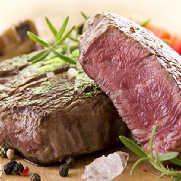Zwei St&uuml;cke gebratene t-Bone Steak eines davon aufgeschnitten, mit Rosmarin und Pfefferk&ouml;rnern garniert.