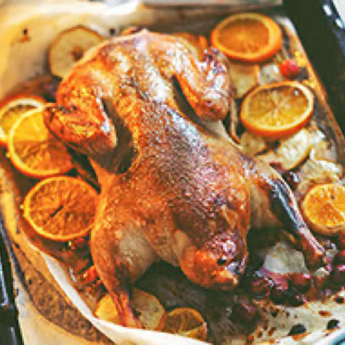 Putenbr&uuml;stchen mit Mandel- bl&auml;ttchen H&auml;hnchen Cordonbleu, H&auml;hnchenschlegel, H&auml;hnchenfilet, gef&uuml;llte Entenbrust, auf Wunsch alle Gefl&uuml;gelgerichte mit So&szlig;eGebratene Ente auf einem Backblech mit Orangenscheiben und Kartoffeln.